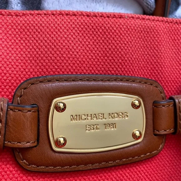 MICHAEL KORS STYLISH DESIGNER BAG PURSE LIKE NEW IN EXCELLENT CONDITION